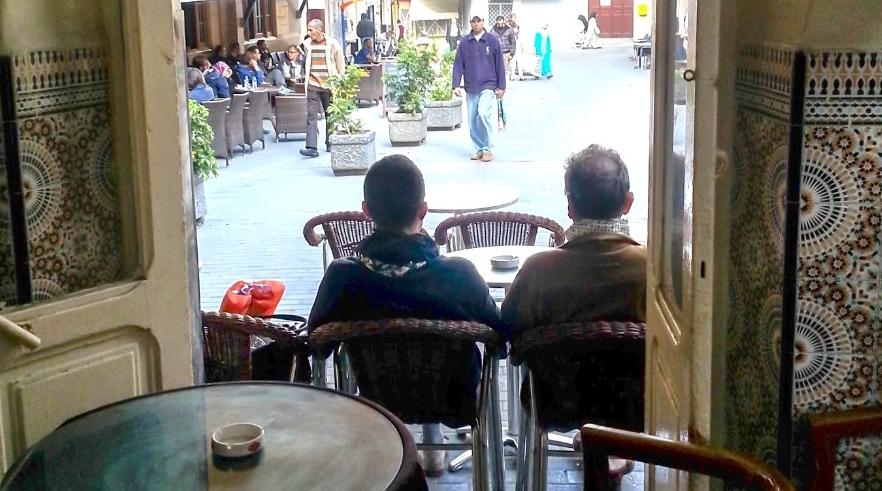 المقهى.. فسحة للهروب من رتابة الحياة أم فضاء للتواصل الاجتماعي